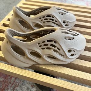 Yeezy Foam Runner “ochre” _ size 5 US